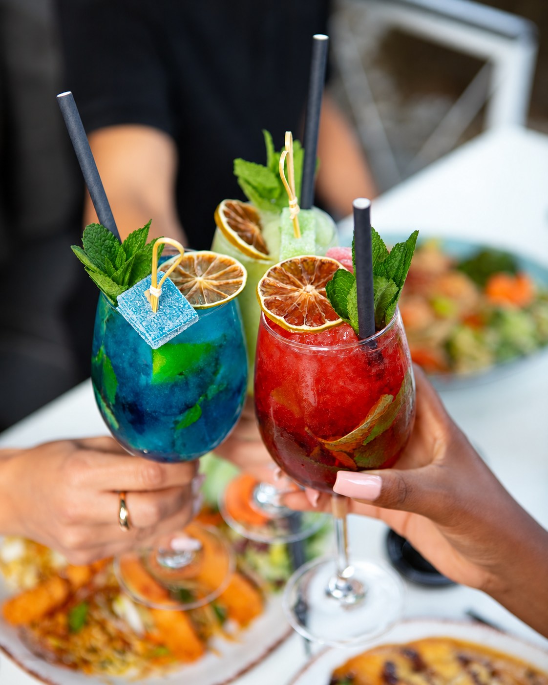Bunte Cocktails beim gemeinsamen Anstoßen in der Balcone Lounge