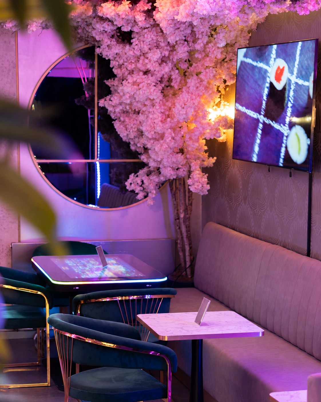 Die Balcone Lounge mit Blüten, gemütlichen Sitzplätzen und stimmungsvoller Beleuchtung