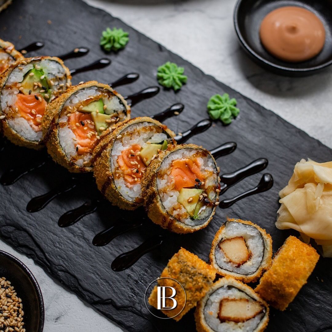 Frisch angerichtete Sushi-Rollen der Balcone Lounge