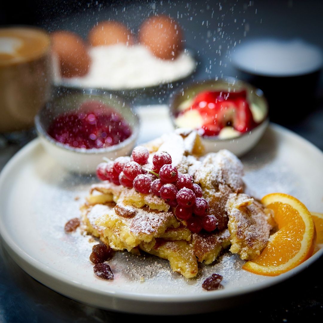 Waffel mit Beeren und Eis