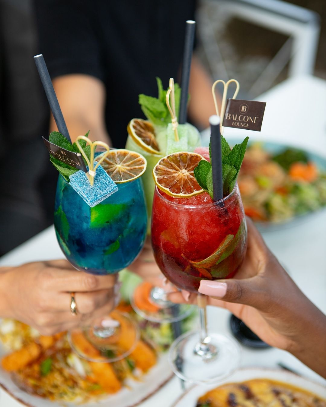 Bunte Cocktails beim gemeinsamen Anstoßen in der Balcone Lounge