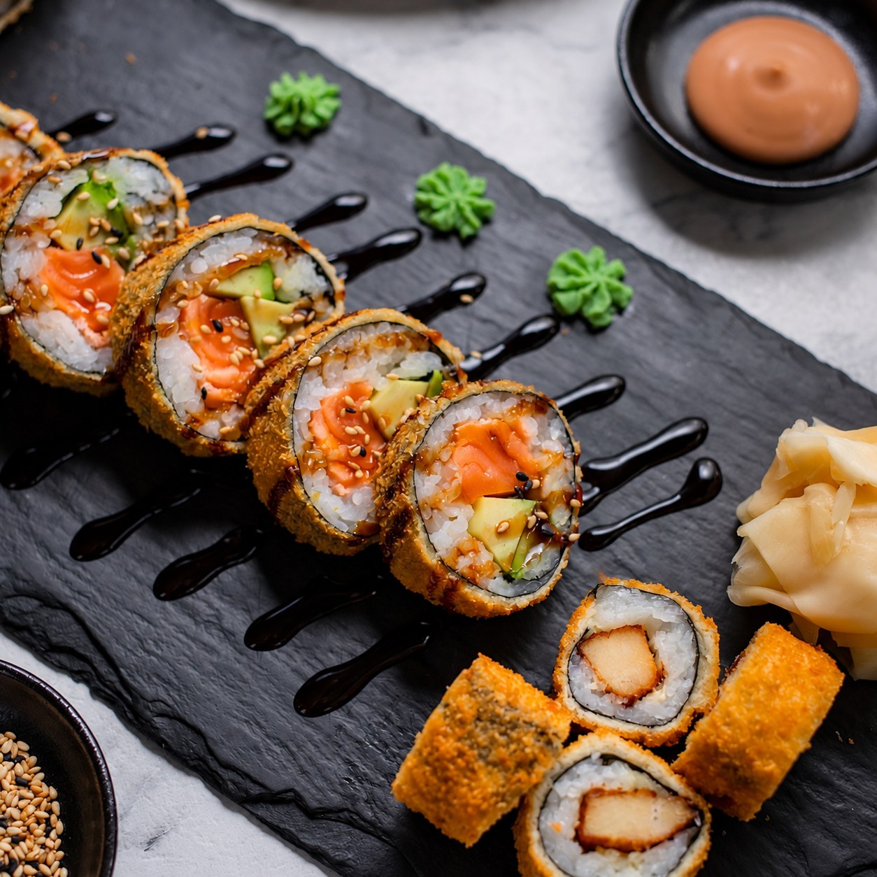 Frisch angerichtete Sushi-Rollen der Balcone Lounge